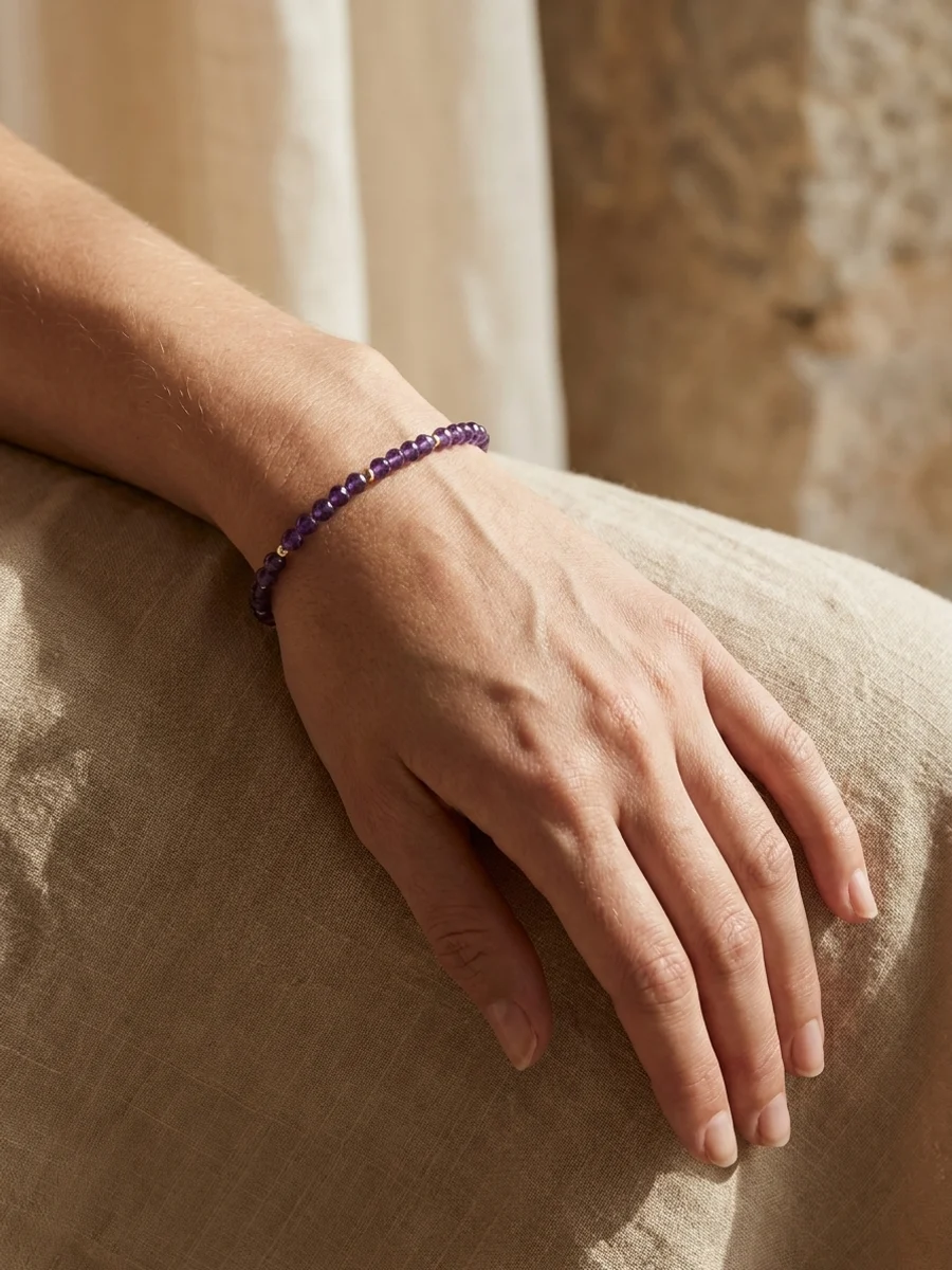 Amethyst-Armband am Handgelenk getragen